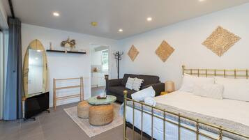 3 bedrooms, iron/ironing board, Internet, bed sheets