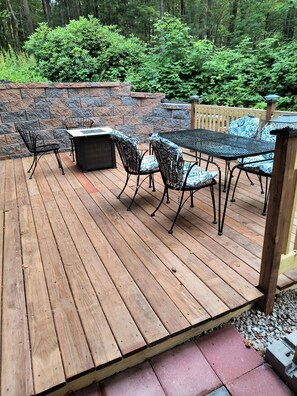 Outdoor dining - Beautiful cabin situated on wooded land with nice yard clearing and small stream (Madison)