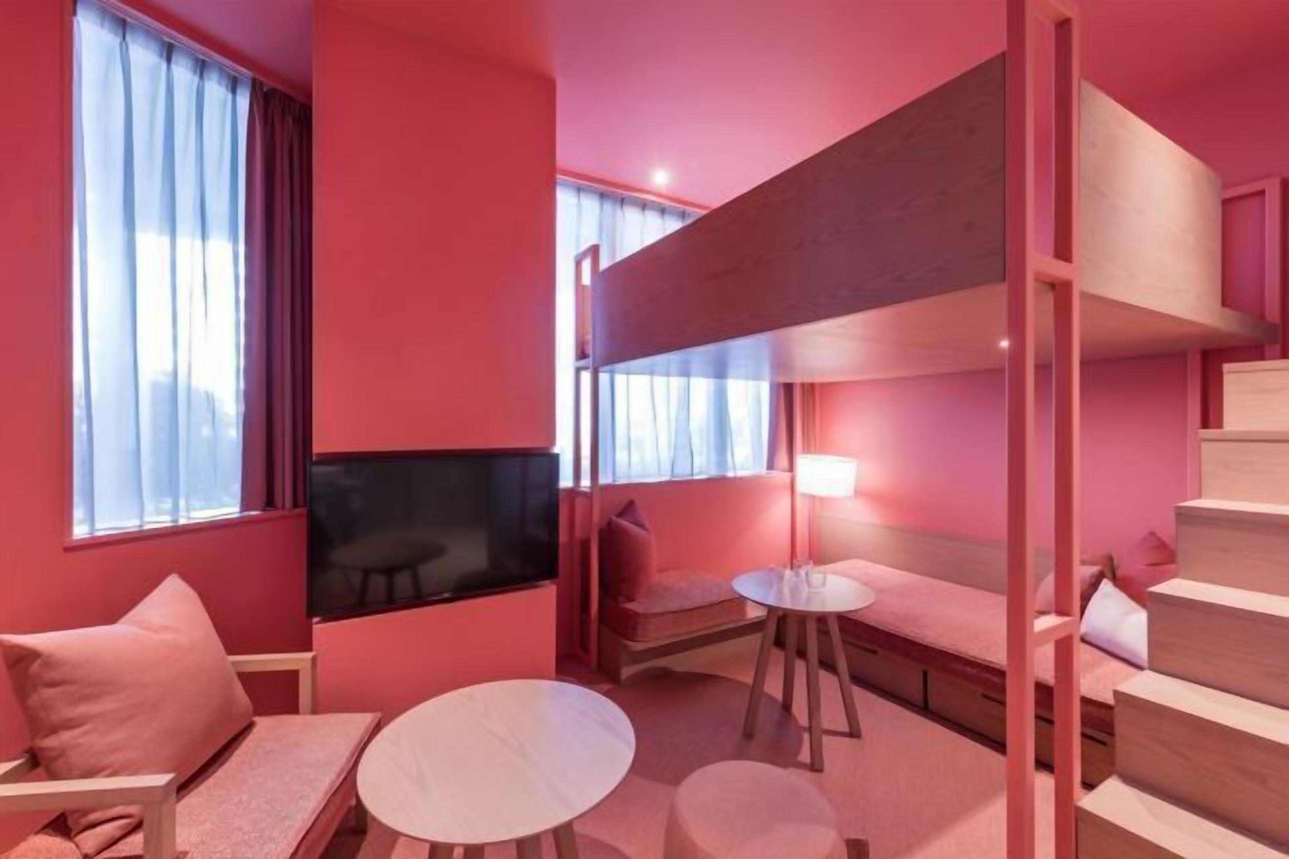 Woonruimte | Een 42-inch lcd-televisie met digitale zenders, Netflix en Hulu