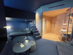 Premier-Zimmer, Nichtraucher (Dark Blue, Loft) | 1 Schlafzimmer, Zimmersafe, Verdunkelungsvorhänge