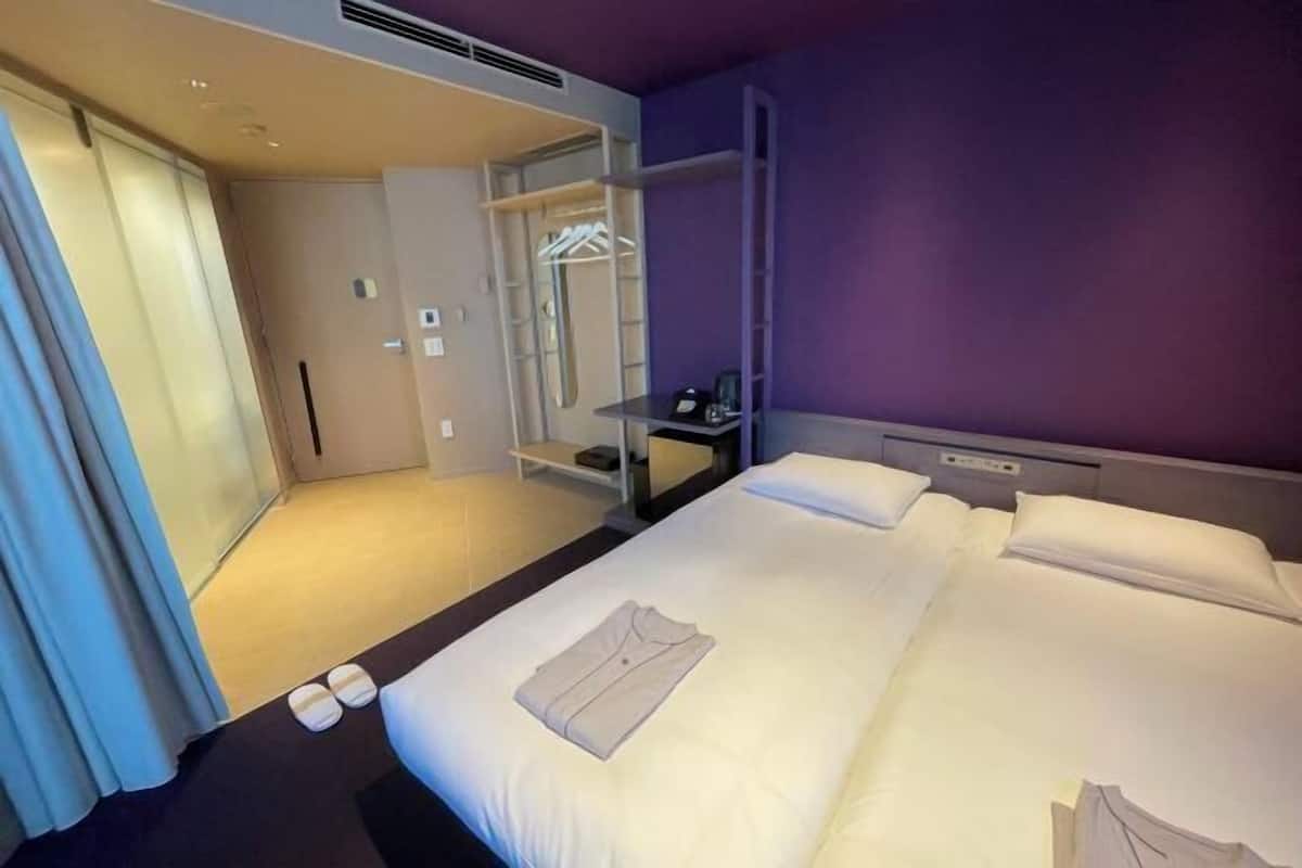 Cofres nos quartos, cortinas blackout, quartos à prova de som