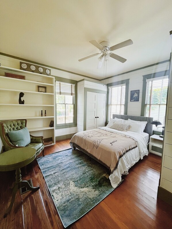 2 habitaciones, tabla de planchar con plancha y cuna de viaje 