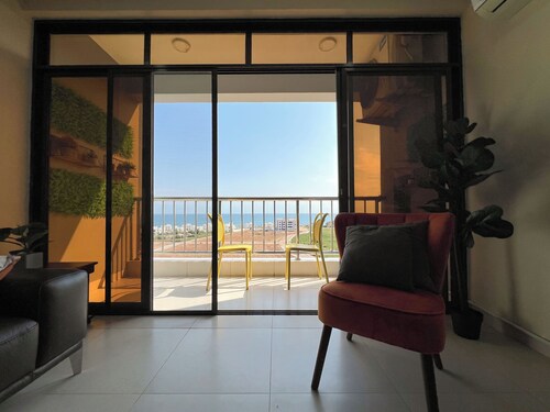 Apt - Sleeps 6 - Balcony - Parking