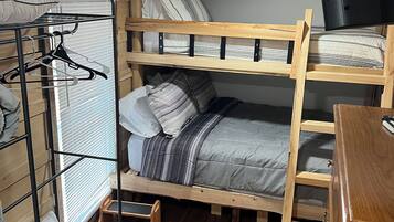 3 bedrooms, in-room safe, desk, iron/ironing board