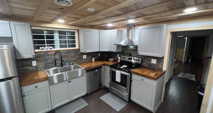Cannon Cliffside River Retreat- FREE WIFI