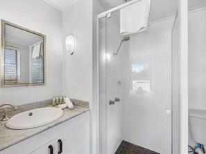 Badewanne, Haartrockner, Handtücher