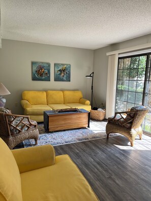 TV connectée, lecteur de DVD, livres