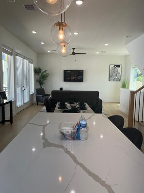 Dining - Luxurious & Cozy New Home - 5 Mins to Downtown & less than 4miles to Med Center (Houston)