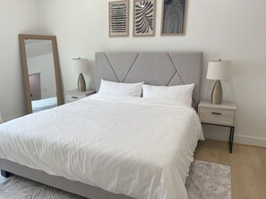 3 Schlafzimmer, Schreibtisch, Bügeleisen/Bügelbrett, Reisekinderbett