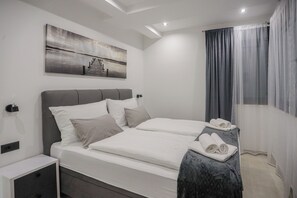 5 bedrooms, iron/ironing board, WiFi, bed sheets