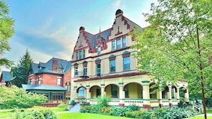 Front of property - The Elliott Hotel at Highland Park (Pittsburgh)