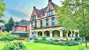 Mặt tiền nơi lưu trú