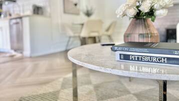 Departamento de lujo, 1 habitación | Área de sala de estar | Smart TV de 55 pulgadas con canales por cable, Netflix y Hulu