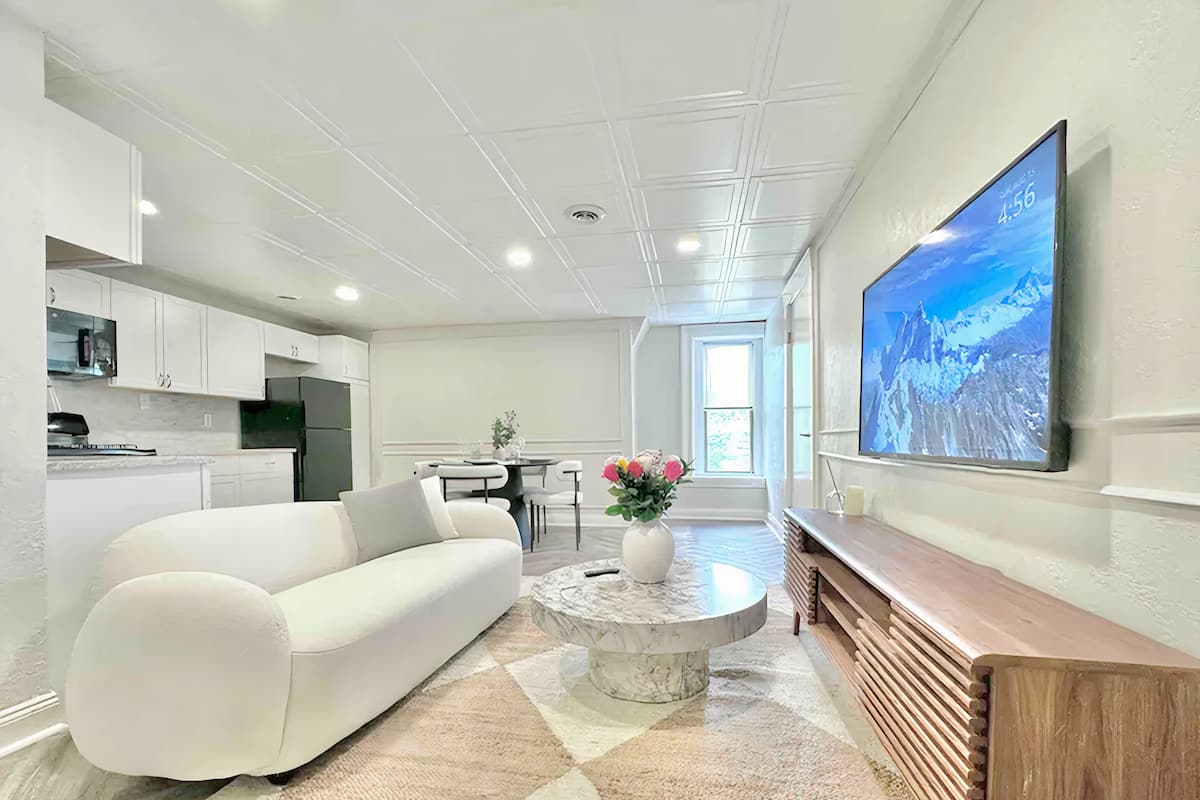 Deluxe appartement | Woonruimte | Een 55-inch smart-tv met kabelzenders, Netflix en Hulu