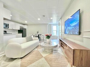 Deluxe Apartment | Living area | 55-inch Smart TV with cable channels, Netflix, Hulu - The Elliott Hotel at Highland Park (Pittsburgh)