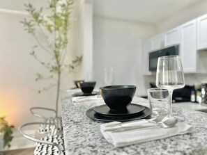 In-room dining - The Elliott Hotel at Highland Park (Pittsburgh)