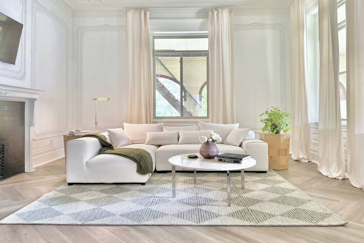 Luxe appartement, 1 slaapkamer | Woonruimte | Een 55-inch smart-tv met kabelzenders, Netflix en Hulu