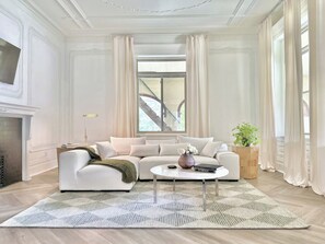 Luxury Apartment, 1 Bedroom | Living area | 55-inch Smart TV with cable channels, Netflix, Hulu - The Elliott Hotel at Highland Park (Pittsburgh)