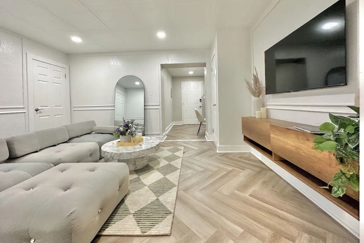 Deluxe appartement | Woonruimte | Een 55-inch smart-tv met kabelzenders, Netflix en Hulu