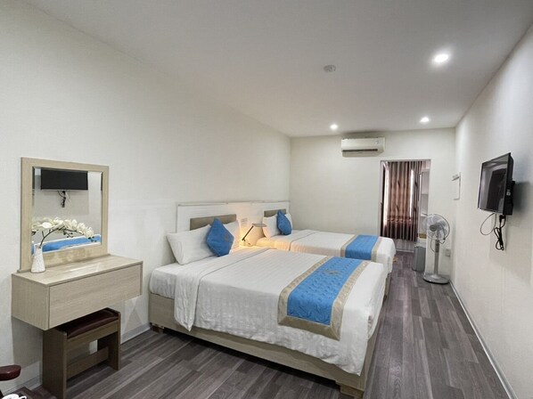 Escritorio, espacio para trabajar con laptop y cortinas blackout 