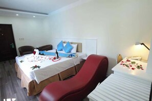 Desk, laptop workspace, blackout curtains, soundproofing - Hoang Mam Hotel (Thai Nguyen)
