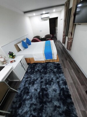Standard Double Room | Desk, laptop workspace, blackout drapes, soundproofing