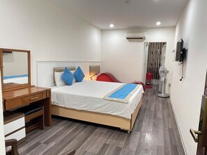 Escriptori, espai de treball apte per a portàtils i cortines opaques 