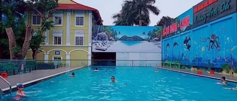 Hồ bơi ngoài trời