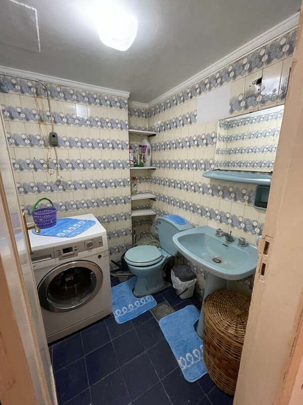 وحدات دش مع أحواض استحمام، مناشف