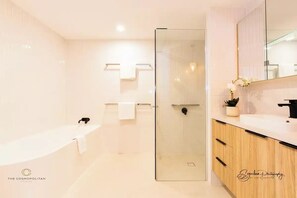 Shower, hair dryer - SALTWATER CALM@ The Cosmopolitan Unit 10508 (Sunshine Coast)