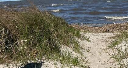 Cozy, Pet friendly Coastal Cottage with a private Hot Tub in Cape May county