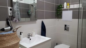 Haartrockner, Handtücher, Seife, Toilettenpapier