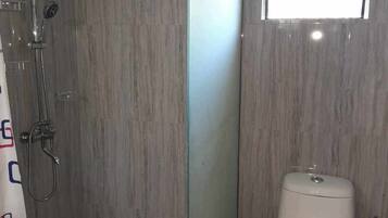 Douche, serviettes fournies, savon, papier toilette