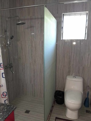 シャワー、タオル、石鹸、トイレットペーパー