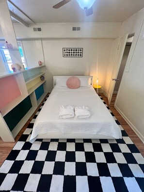 1 chambre, bureau, fer et planche à repasser, lit de bébé portatif