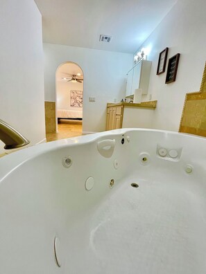 Hårføner, håndklær, såpe og toalettpapir