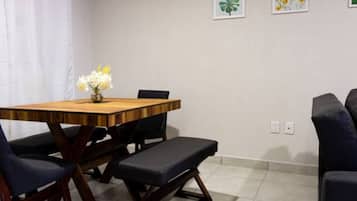Apartment, 2 Bedrooms, Accessible, Smoking | Ruang makan