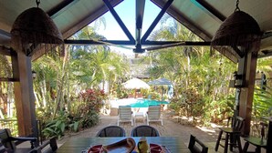 An outdoor patio with a pool, surrounded by lush greenery and a covered seating area. - Suite Dream Blue Tu Descanso Soñado! Tamarindo Costa Rica (Provincia de Guanacaste)