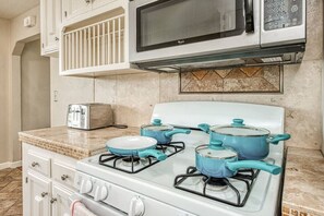 Geladeira, cooktop, cafeteira/chaleira, torradeira