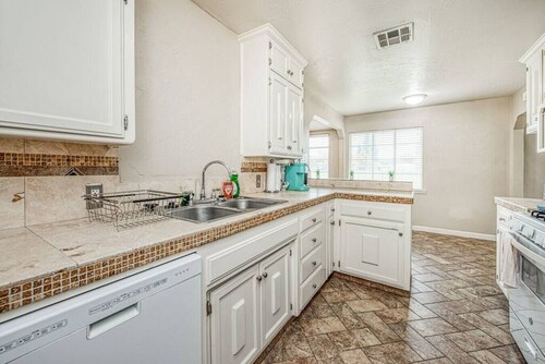 4689 E Cambridge House · Fresno Airport Wonderfull Home King Bed, deep bath