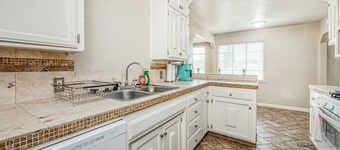 4689 E Cambridge House · Fresno Airport Wonderfull Home King Bed, deep bath