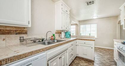 4689 E Cambridge House · Fresno Airport Wonderfull Home King Bed, deep bath