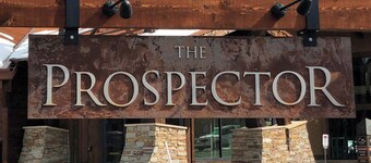 Great Studio perfect location
Free shuttle to ski and town