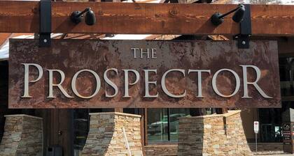 Great Studio perfect location
Free shuttle to ski and town