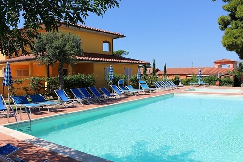 Casa Aliade D: A welcoming apartment that is part of a villa surrounded by the greenery.