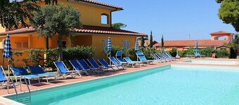 Casa Aliade D: A welcoming apartment that is part of a villa surrounded by the greenery.