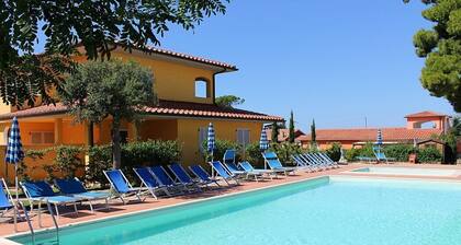 Casa Aliade D: A welcoming apartment that is part of a villa surrounded by the greenery.