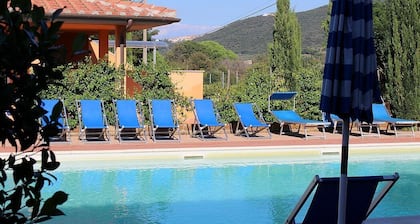 Casa Aliade D: A welcoming apartment that is part of a villa surrounded by the greenery.