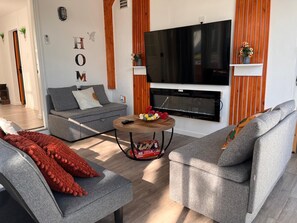 Smart TV, chimenea, videojuegos, futbolito