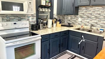 Een koelkast, een magnetron, een oven, een kookplaat